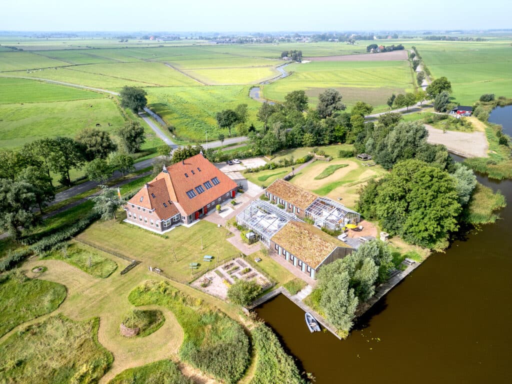 Sfeerbeeld van Vergaderkas op het Friese platteland