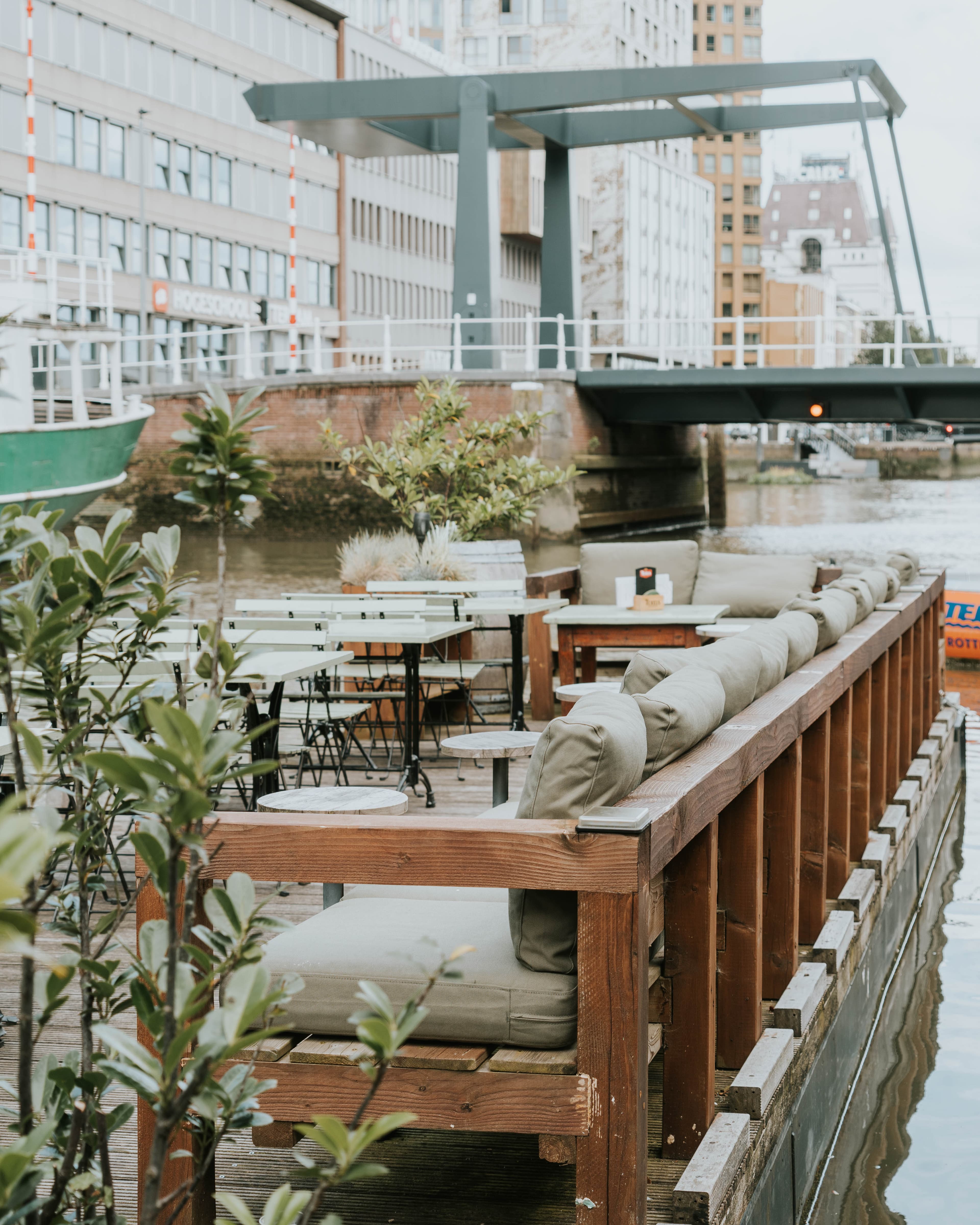 FLOATS restaurant